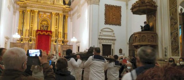 Insòlita pujada del Crist de la Mar, a Benicarló, per la covid