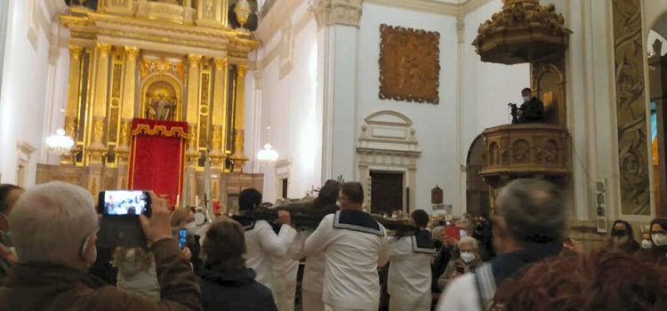 Insòlita pujada del Crist de la Mar, a Benicarló, per la covid