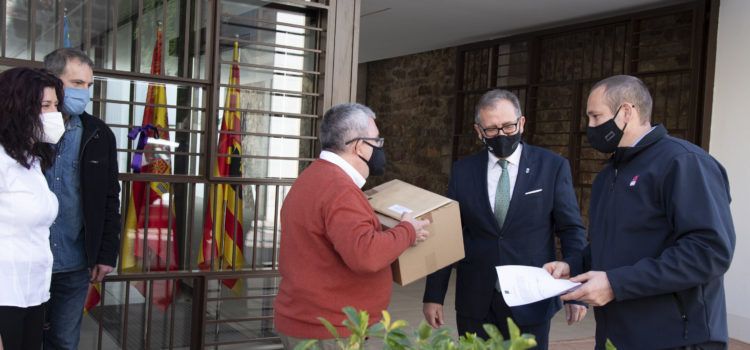 El Parc Mòbil de la Diputació recorre 25.000 quilòmetres des de l’inici de la pandèmia per a repartir 600.000 màscares als ajuntaments de la província