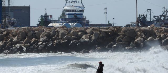 Fotos: Mar embravida a la Platja del Fortí de Vinaròs