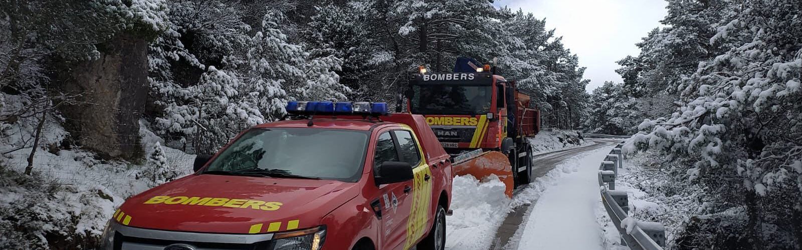 Carreteras despejadas de nieve, tras la actuación de los bomberos
