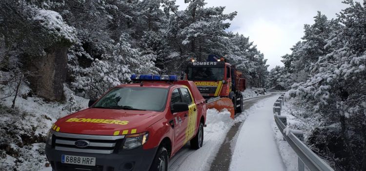 Carreteras despejadas de nieve, tras la actuación de los bomberos