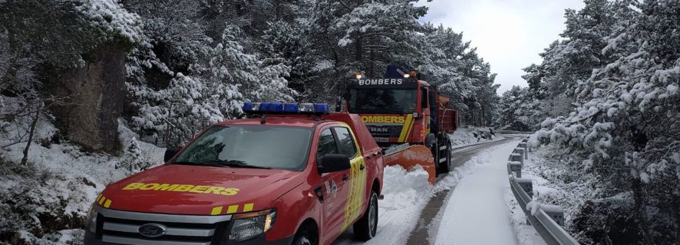 Carreteras despejadas de nieve, tras la actuación de los bomberos