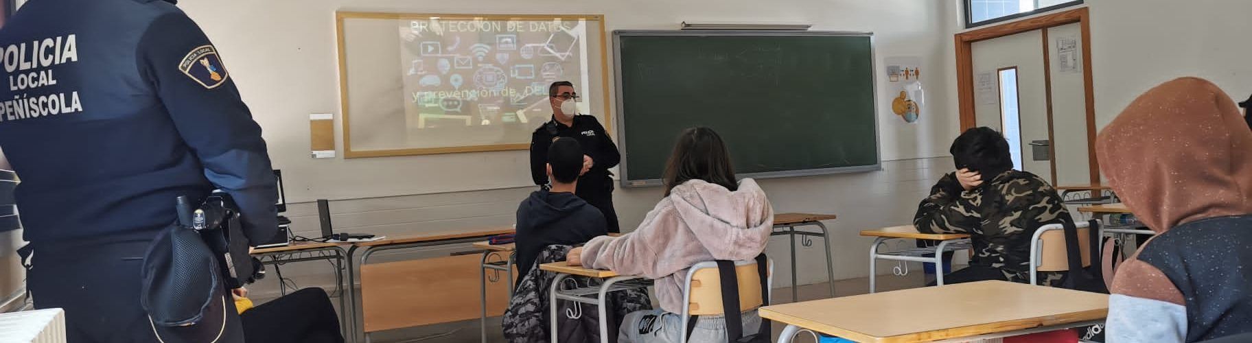 La Policia Local de Peníscola ofereix xarrades a l’institut sobre l’ús de les tecnologies de la comunicació, abusos i delictes