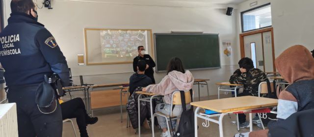 La Policia Local de Peníscola ofereix xarrades a l’institut sobre l’ús de les tecnologies de la comunicació, abusos i delictes