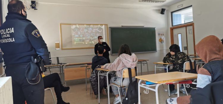 La Policia Local de Peníscola ofereix xarrades a l’institut sobre l’ús de les tecnologies de la comunicació, abusos i delictes