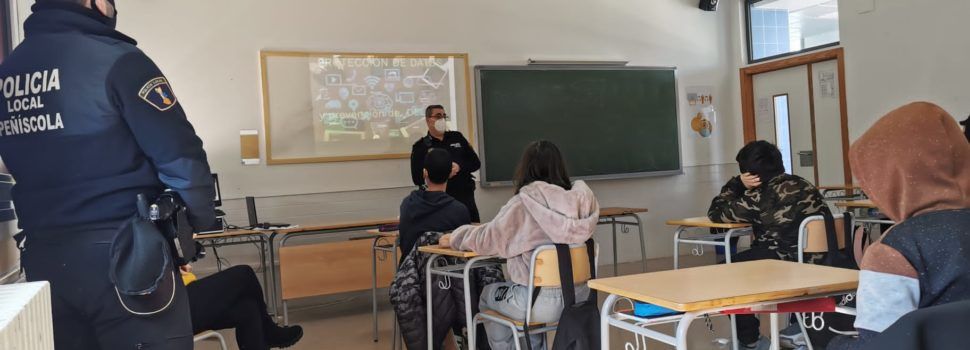 La Policia Local de Peníscola ofereix xarrades a l’institut sobre l’ús de les tecnologies de la comunicació, abusos i delictes