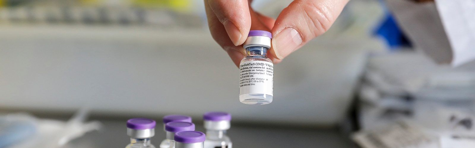 Sanitat notifica 10 casos de acontecimientos adversos por cada 1.000 dosis administradas de vacuna