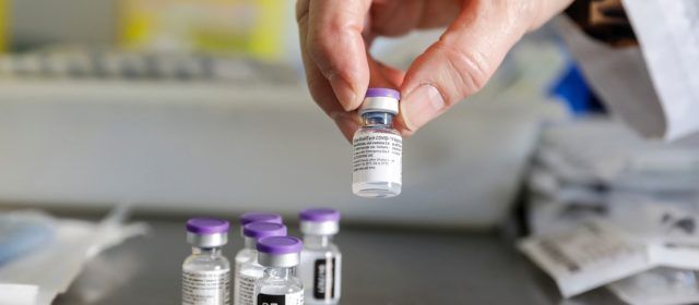 Sanitat notifica 10 casos de acontecimientos adversos por cada 1.000 dosis administradas de vacuna
