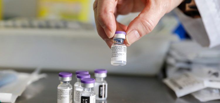 Sanitat notifica 10 casos de acontecimientos adversos por cada 1.000 dosis administradas de vacuna