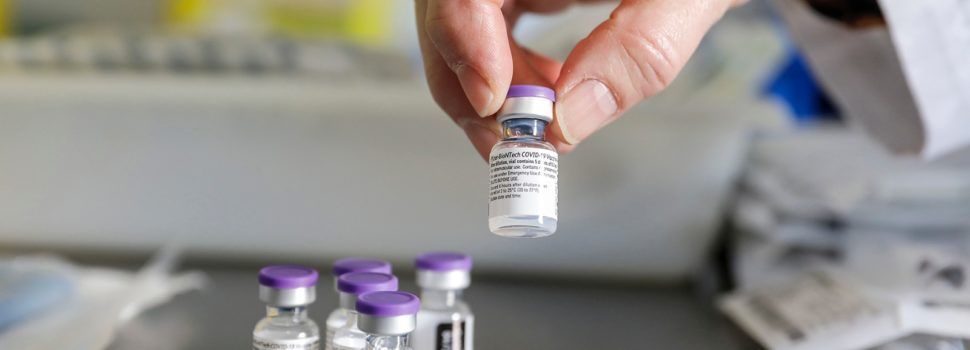Sanitat notifica 10 casos de acontecimientos adversos por cada 1.000 dosis administradas de vacuna