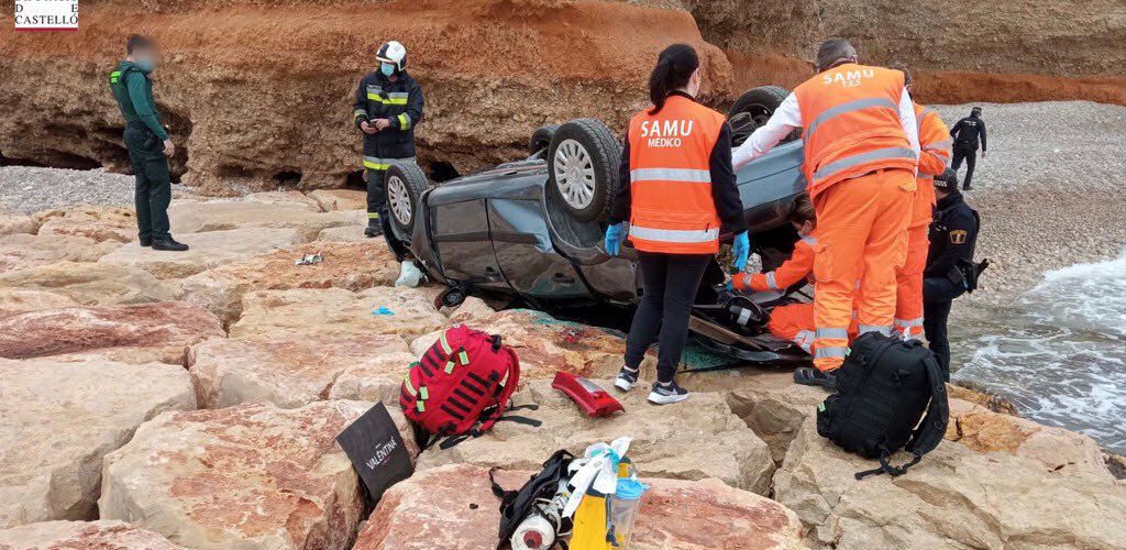 Persona fallecida tras caer su coche por un acantilado en Vinaròs
