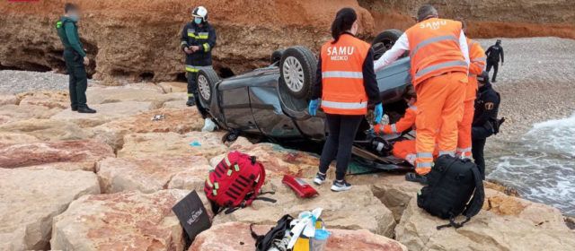 Persona fallecida tras caer su coche por un acantilado en Vinaròs