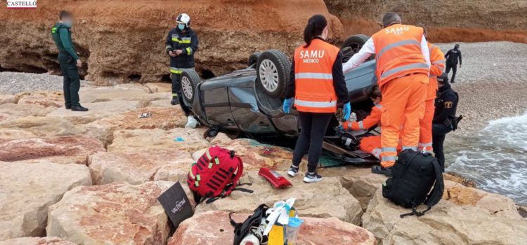 Persona fallecida tras caer su coche por un acantilado en Vinaròs