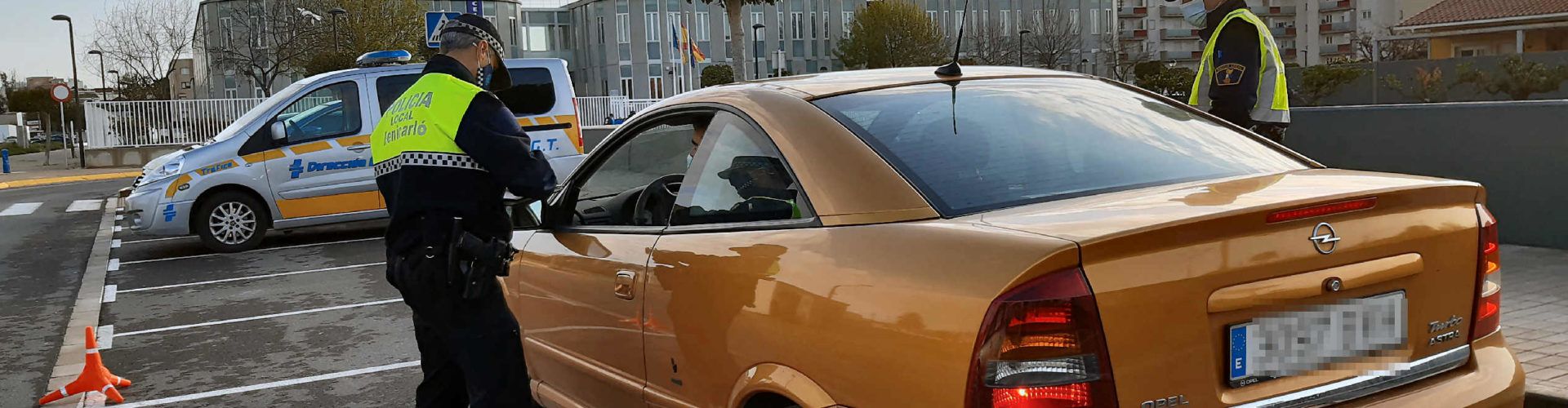 La Policia Local de Benicarló controla l’ús dels cinturons de seguretat i els sistemes de retenció infantil