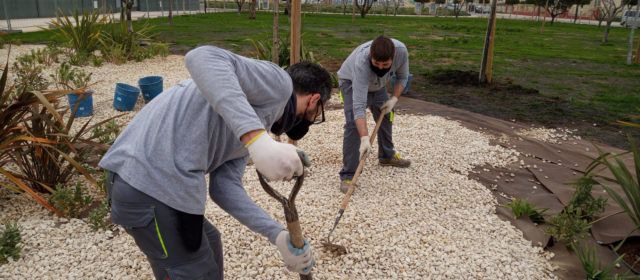 L’alumnat del taller d’ocupació Et Formem realitza pràctiques al parc verd del sector 7
