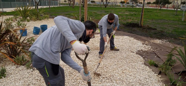 L’alumnat del taller d’ocupació Et Formem realitza pràctiques al parc verd del sector 7