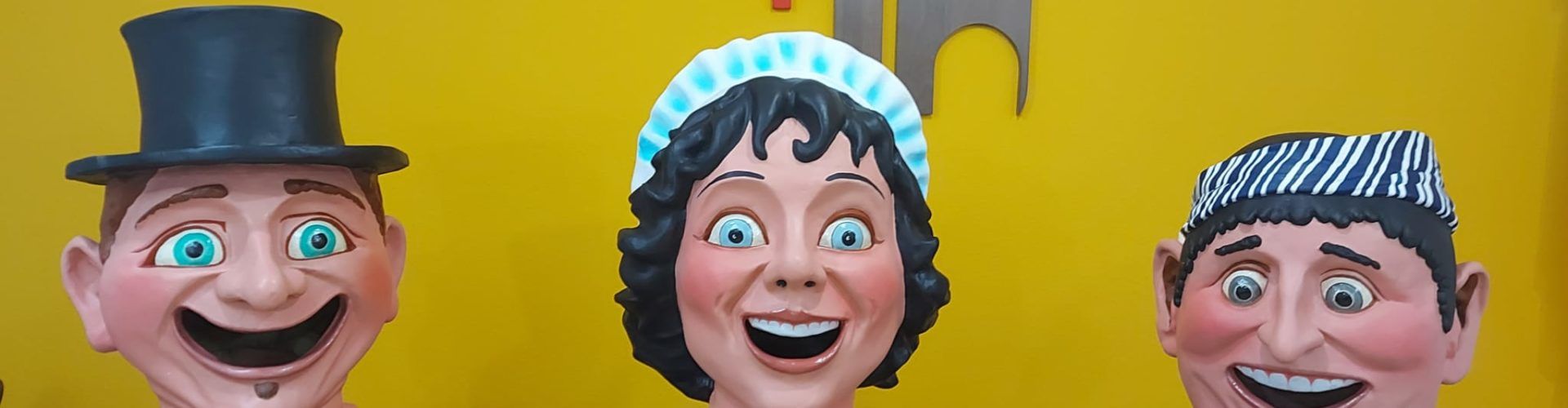L’artista faller de Benicarló Ximo Foix posa a punt els nans de Càlig