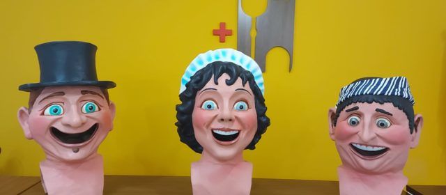 L’artista faller de Benicarló Ximo Foix posa a punt els nans de Càlig