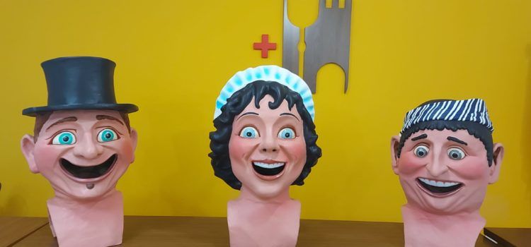 L’artista faller de Benicarló Ximo Foix posa a punt els nans de Càlig
