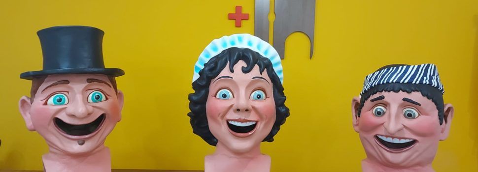 L’artista faller de Benicarló Ximo Foix posa a punt els nans de Càlig