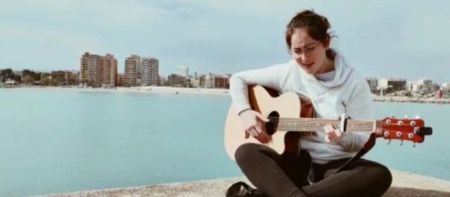Marina Llorach, de Benicarló, dedica su nueva canción a los que luchan contra el covid y los que cumplen las normas