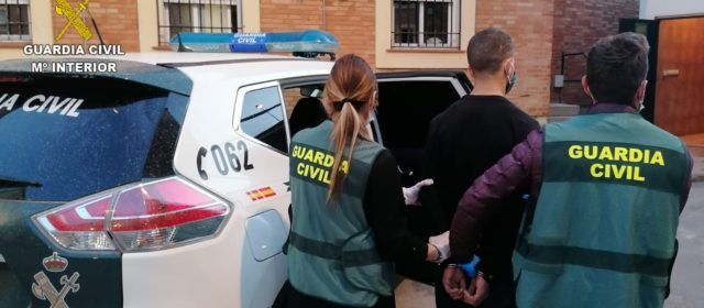 La Guardia Civil detiene al autor del lanzamiento de una encimera de mármol de grandes dimensiones desde la azotea de un edificio en Benicarló