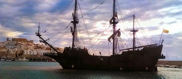 El galeón Andalucía atraca en Peñíscola