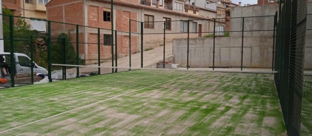 Benassal instal·la una pista de pàdel