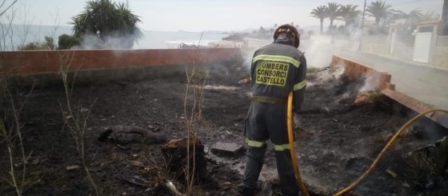 Incendio de vegetación en Vinaròs y retirada de enjambre de abejas en Càlig