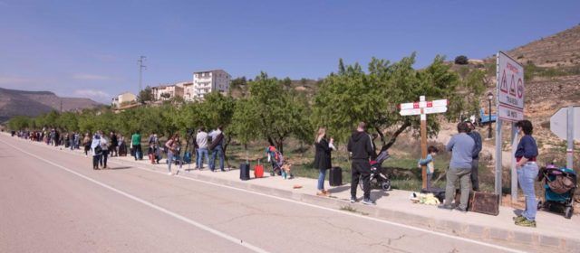 La Mata comença les seues mobilitzacions contra una línia de molt alta tensió escenificant el futur del poble