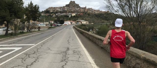L’atleta del Club Esportiu Vinaròs Francisco Balastegu corre de Vinaròs a Morella en 5 hores i 3 minuts