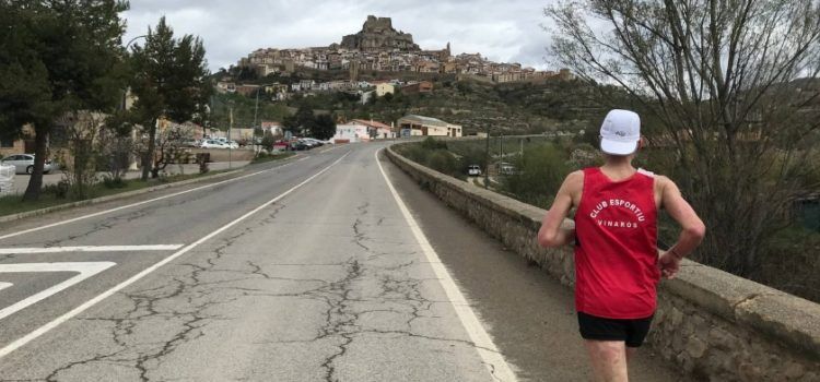 L’atleta del Club Esportiu Vinaròs Francisco Balastegu corre de Vinaròs a Morella en 5 hores i 3 minuts