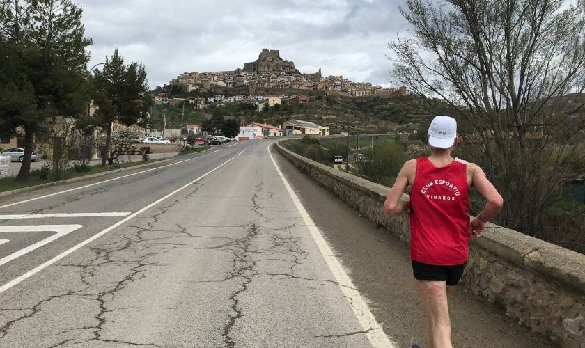 L’atleta del Club Esportiu Vinaròs Francisco Balastegu corre de Vinaròs a Morella en 5 hores i 3 minuts