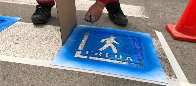 Amposta pinta pictogrames als passos de vianants per augmentar la seguretat de persones del col·lectiu TEA