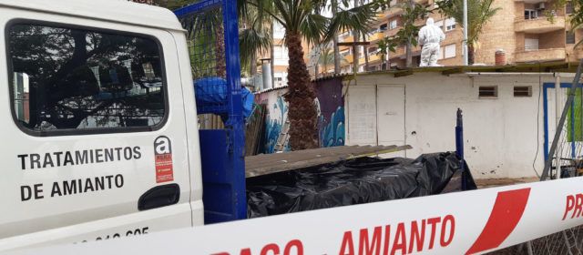 Benicarló retira l’amiant de la coberta de l’antic restaurant Frexes