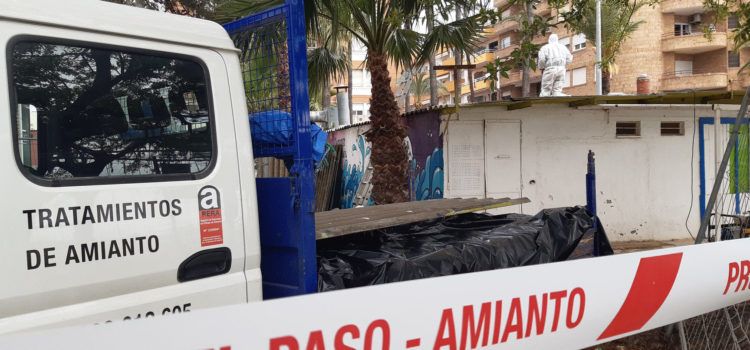 Benicarló retira l’amiant de la coberta de l’antic restaurant Frexes