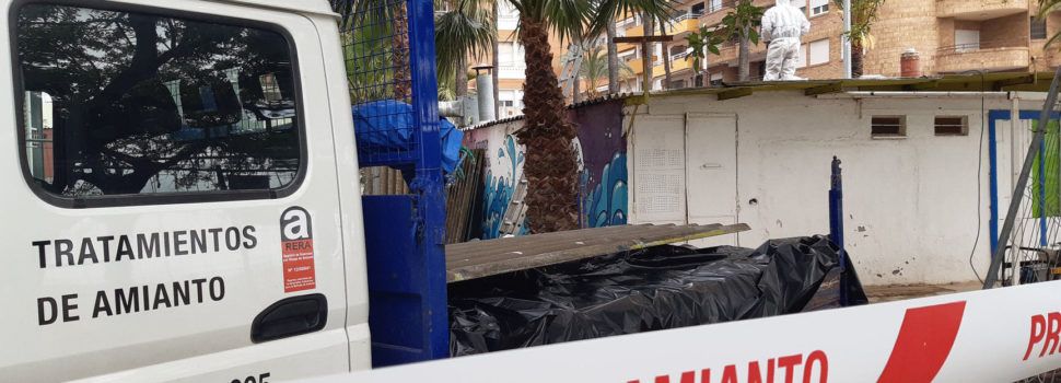 Benicarló retira l’amiant de la coberta de l’antic restaurant Frexes