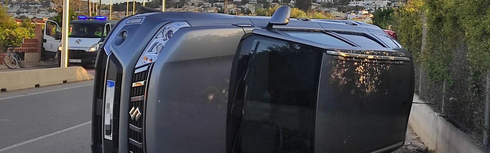 Vuelca un coche en la carretera de Benicarló a Peñíscola