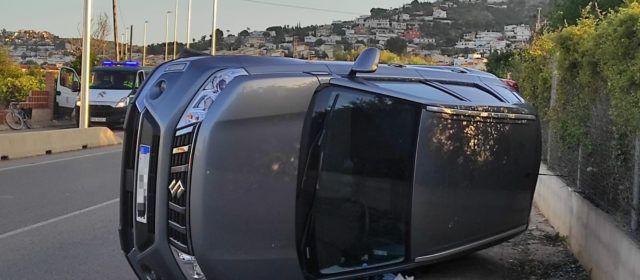 Vuelca un coche en la carretera de Benicarló a Peñíscola