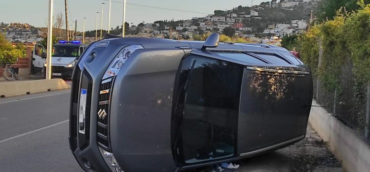 Vuelca un coche en la carretera de Benicarló a Peñíscola