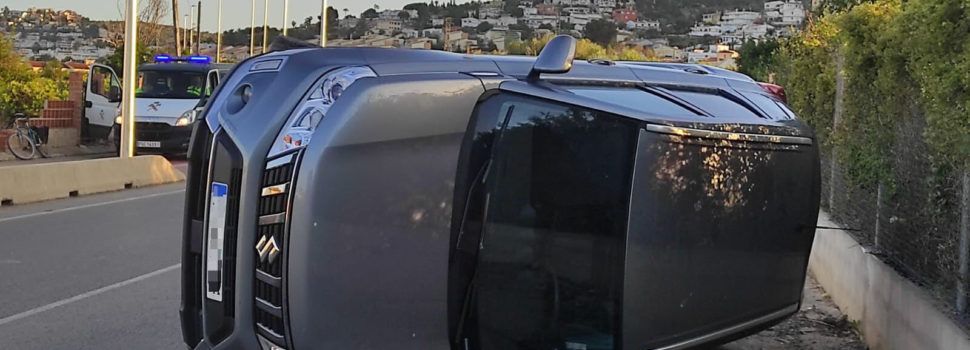 Vuelca un coche en la carretera de Benicarló a Peñíscola