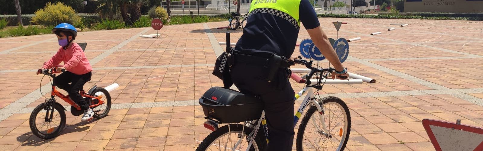 La Policia Local d’Alcalà-Alcossebre crea una titella per a familiaritzar a l’alumnat d’Educació Infantil amb les regles de circulació