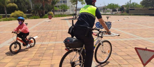 La Policia Local d’Alcalà-Alcossebre crea una titella per a familiaritzar a l’alumnat d’Educació Infantil amb les regles de circulació