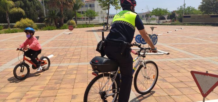 La Policia Local d’Alcalà-Alcossebre crea una titella per a familiaritzar a l’alumnat d’Educació Infantil amb les regles de circulació