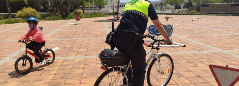 La Policia Local d’Alcalà-Alcossebre crea una titella per a familiaritzar a l’alumnat d’Educació Infantil amb les regles de circulació