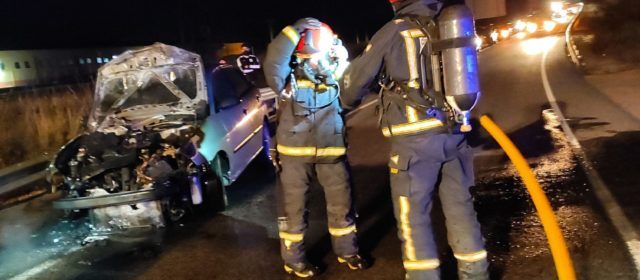Accidente por alcance e incendio de un turismo en Benicarló