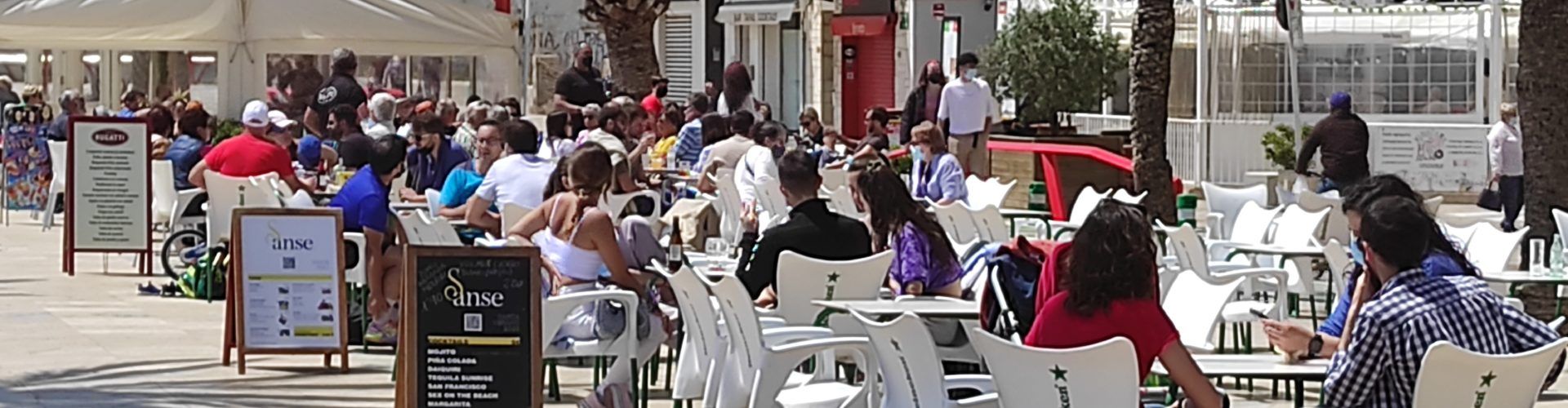 Fotos: Matí de dissabte de terrasses i platja a Vinaròs