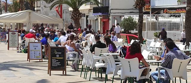 Fotos: Matí de dissabte de terrasses i platja a Vinaròs