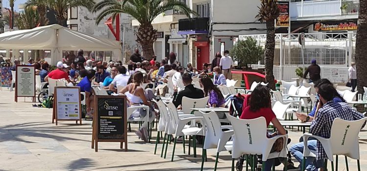 Fotos: Matí de dissabte de terrasses i platja a Vinaròs